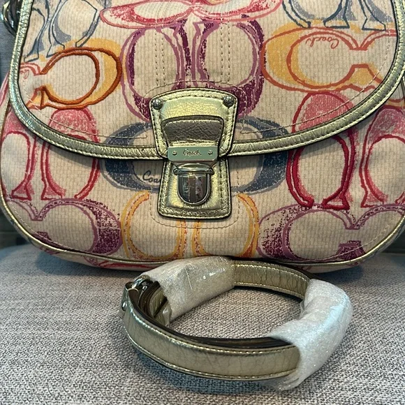 Coach multicolored pastel hobo shoulder bag/ crossbody. Style : 19020 - Picture 16 of 17